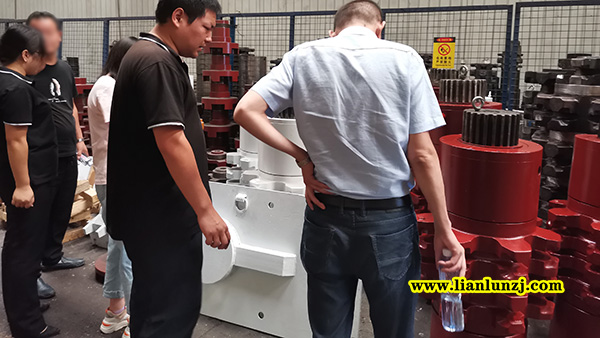 貴陽彭總開展刮板機(jī)配件業(yè)務(wù)，來我廠考察參觀！