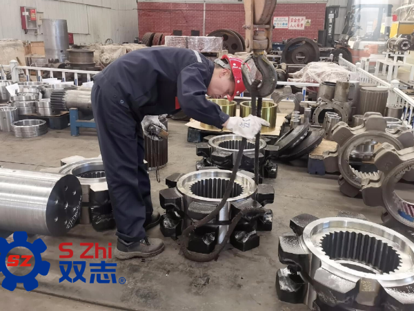 致敬每一位一線工人，堅(jiān)守崗位，兢兢業(yè)業(yè)。_河南雙志